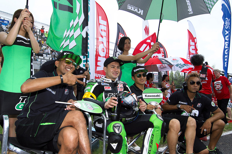 11号車Kawasaki Team GREEN（左からアズラン・シャー・ビン・カマルザマン、レオン・ハスラム、渡辺一馬）