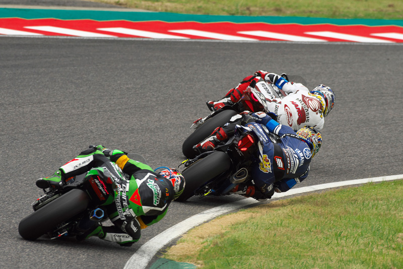 序盤は634、21、11号車の3台がデッドヒート