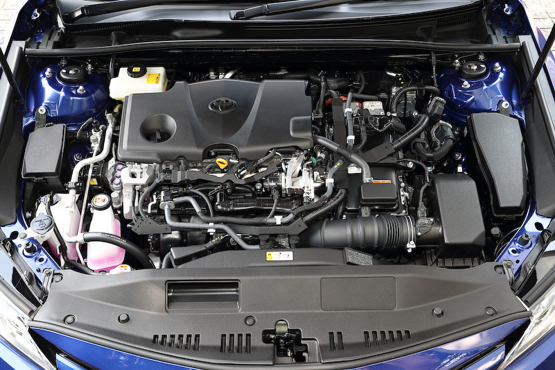 新型カムリは最高出力131kW（178PS）/5700rpm、最大トルク221Nm（22.5kgm）/3600-5200rpmを発生する直列4気筒2.5リッター「A25A-FXS」型エンジンを搭載。これに最高出力88kW（120PS）、最大トルク202Nm（20.6kgm）を発生する「3NM」モーターを組み合わせ、システム全体で155kW（211PS）を発生。JC08モード燃費は28.4km/L（シリーズ最良は33.4km/L）