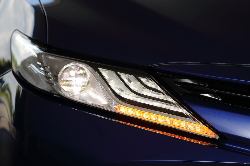 新型カムリのエクステリアは、ボンネットやルーフを低く抑えるなど低重心シルエットが特徴。「G」グレードではLEDのヘッドライト、フロントフォグランプ、リアコンビネーションランプを標準装備。足下はシルバー塗装の17インチアルミホイールにミシュラン「プライマシー3」（215/55 R17）の組み合わせ