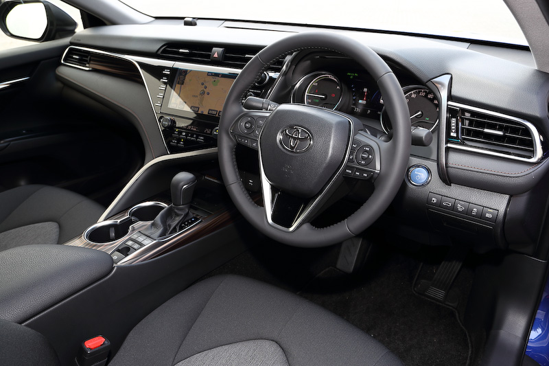 ブラックを基調にした「G」グレードの内装。新型カムリでは車高を抑えつつ、前後席では従来どおりのスペースを確保。また、インストルメントパネルの厚みを抑えるとともに、エンジンフード、カウル、ベルトラインを下げることで優れた視界を実現している
