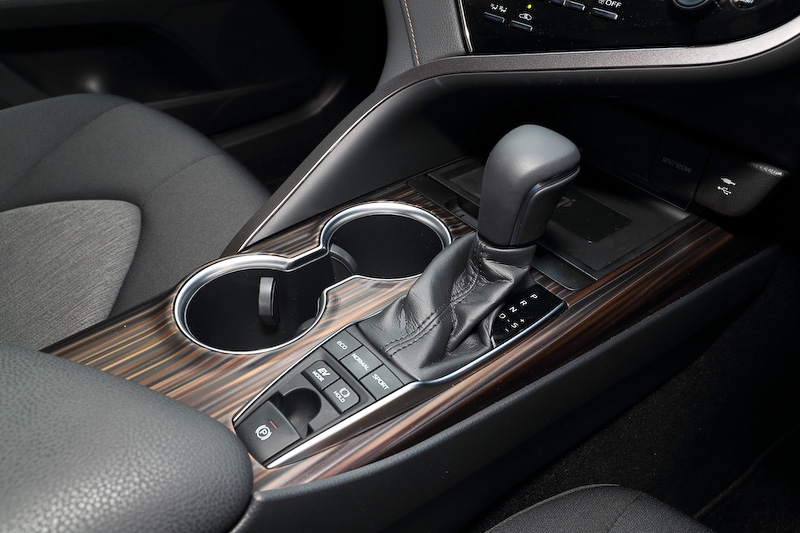 ブラックを基調にした「G」グレードの内装。新型カムリでは車高を抑えつつ、前後席では従来どおりのスペースを確保。また、インストルメントパネルの厚みを抑えるとともに、エンジンフード、カウル、ベルトラインを下げることで優れた視界を実現している