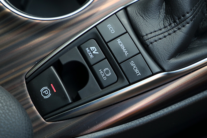 ブラックを基調にした「G」グレードの内装。新型カムリでは車高を抑えつつ、前後席では従来どおりのスペースを確保。また、インストルメントパネルの厚みを抑えるとともに、エンジンフード、カウル、ベルトラインを下げることで優れた視界を実現している