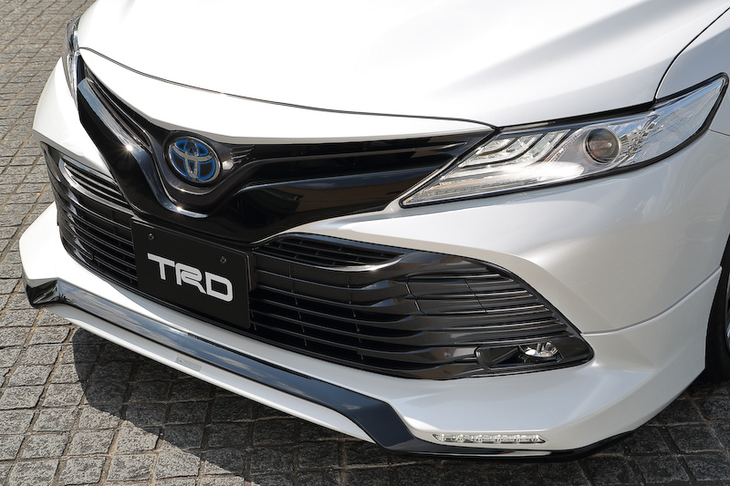 TRDのカスタマイズアイテム装着車では、フロントバンパーガーニッシュ（税別3万2000円）、フロントスポイラー（LED付。塗装済：税別10万1000円）、サイドスカート（塗装済：税別6万9000円）、リアバンパーガーニッシュ（塗装済：税別1万7000円）、リアサイドスポイラー（塗装済：税別3万円）、リアトランクスポイラー（塗装済：税別3万6000円）、19インチアルミホイール「TRD TF5」＆タイヤセット（税別38万円/台）などを装着