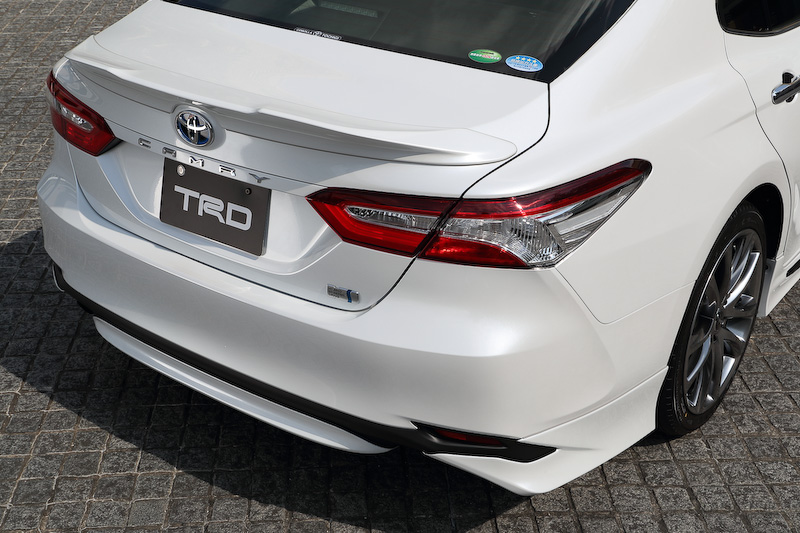 TRDのカスタマイズアイテム装着車では、フロントバンパーガーニッシュ（税別3万2000円）、フロントスポイラー（LED付。塗装済：税別10万1000円）、サイドスカート（塗装済：税別6万9000円）、リアバンパーガーニッシュ（塗装済：税別1万7000円）、リアサイドスポイラー（塗装済：税別3万円）、リアトランクスポイラー（塗装済：税別3万6000円）、19インチアルミホイール「TRD TF5」＆タイヤセット（税別38万円/台）などを装着