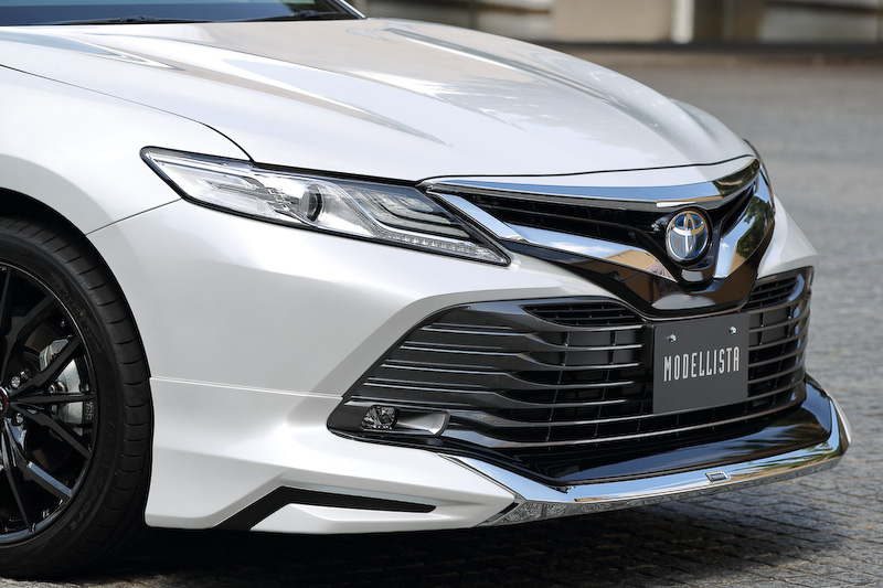 モデリスタのカスタマイズアイテム装着車では、フロントスポイラー/サイドスカート/リアスカートをセットにした「MODELLISTA エアロキット」（17万1720円）とともに、フロントグリルカバー（5万7240円）、トランクスポイラー（4万6440円）、リアガーニッシュ（2万7000円）、19インチアルミホイール＆タイヤセット（39万7440円）などを装着