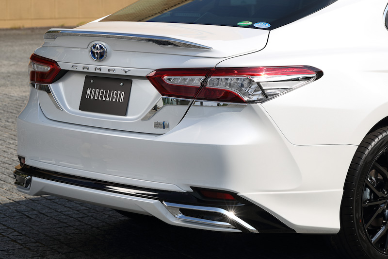 モデリスタのカスタマイズアイテム装着車では、フロントスポイラー/サイドスカート/リアスカートをセットにした「MODELLISTA エアロキット」（17万1720円）とともに、フロントグリルカバー（5万7240円）、トランクスポイラー（4万6440円）、リアガーニッシュ（2万7000円）、19インチアルミホイール＆タイヤセット（39万7440円）などを装着