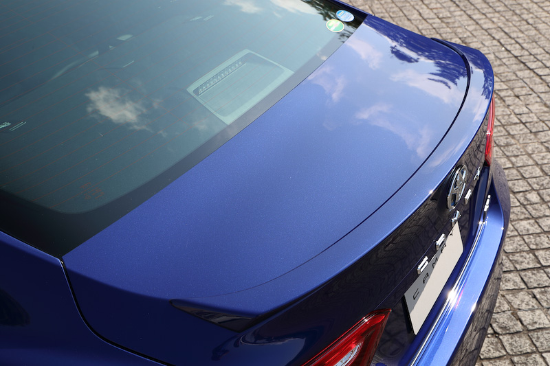 純正用品装着車のエクステリアではフロントガーニッシュ（メッキ。3万7800円）、ラゲッジロアガーニッシュ（メッキ。3万6720円）、リアスポイラー（2万9160円）を装備