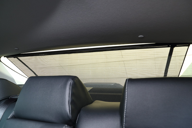 純正用品装着車のインテリアでは革調シートカバー（8万460円）、T-Connectナビ9インチモデル「NSZT-Y66T」（23万8680円）、電動リアサンシェード（6万2640円）などが装着されていた