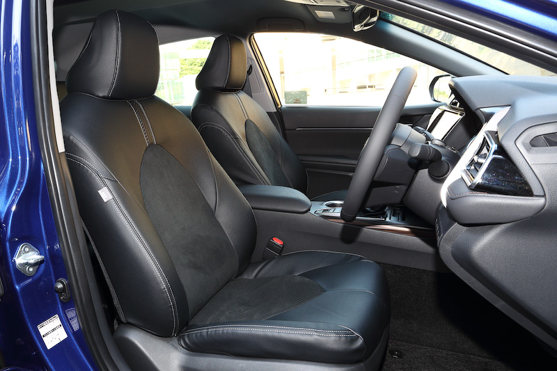 純正用品装着車のインテリアでは革調シートカバー（8万460円）、T-Connectナビ9インチモデル「NSZT-Y66T」（23万8680円）、電動リアサンシェード（6万2640円）などが装着されていた