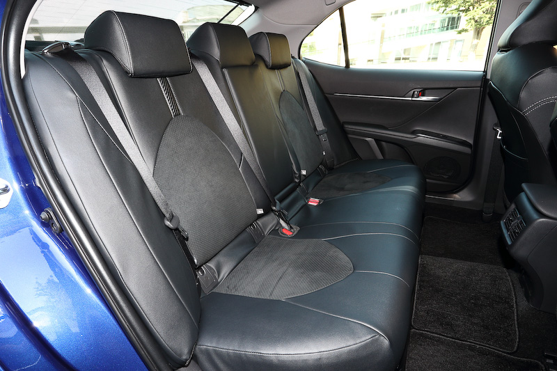 純正用品装着車のインテリアでは革調シートカバー（8万460円）、T-Connectナビ9インチモデル「NSZT-Y66T」（23万8680円）、電動リアサンシェード（6万2640円）などが装着されていた