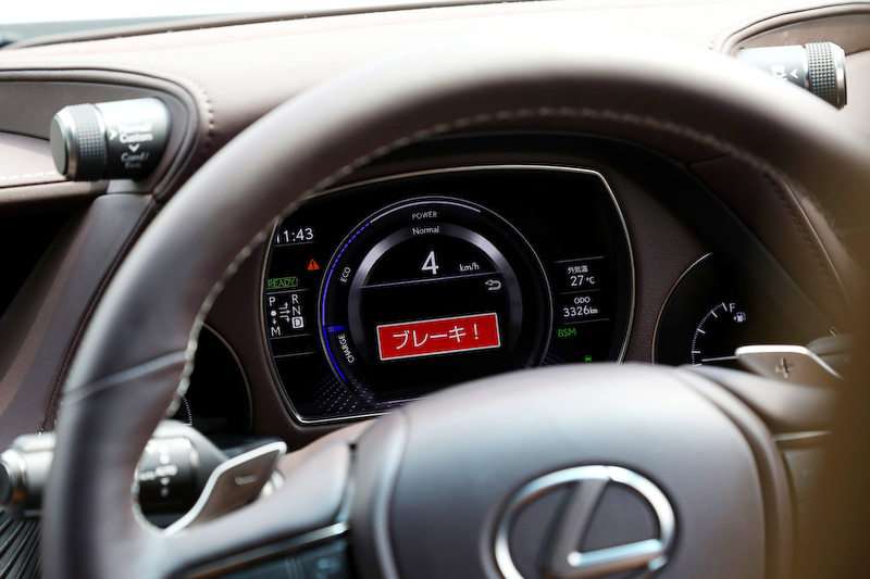 後退時に歩行者や障害物があると、ナビゲーション画面の表示とブザーで警告を行なうとともに、衝突の危険性が高まった場合にはブレーキ制御を行ない、衝突回避または被害を軽減する