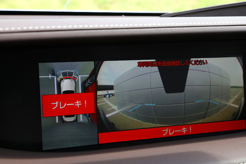 後退時に歩行者や障害物があると、ナビゲーション画面の表示とブザーで警告を行なうとともに、衝突の危険性が高まった場合にはブレーキ制御を行ない、衝突回避または被害を軽減する