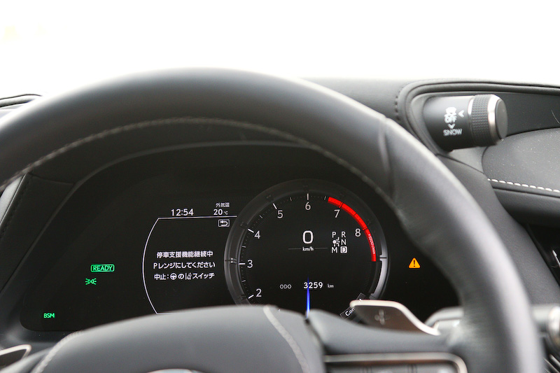 ドライバー異常時停車支援システムの作動中はメーター内に「停車支援機能継続中」の文字が表示される。システムによる停車後は「ヘルプネット」に自動接続