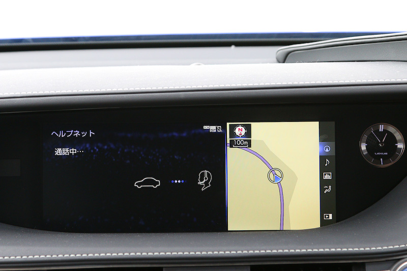 ドライバー異常時停車支援システムの作動中はメーター内に「停車支援機能継続中」の文字が表示される。システムによる停車後は「ヘルプネット」に自動接続