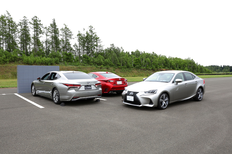 後退時に歩行者や障害物があると、ナビゲーション画面の表示とブザーで警告を行なうとともに、衝突の危険性が高まった場合にはブレーキ制御を行ない、衝突回避または被害を軽減する