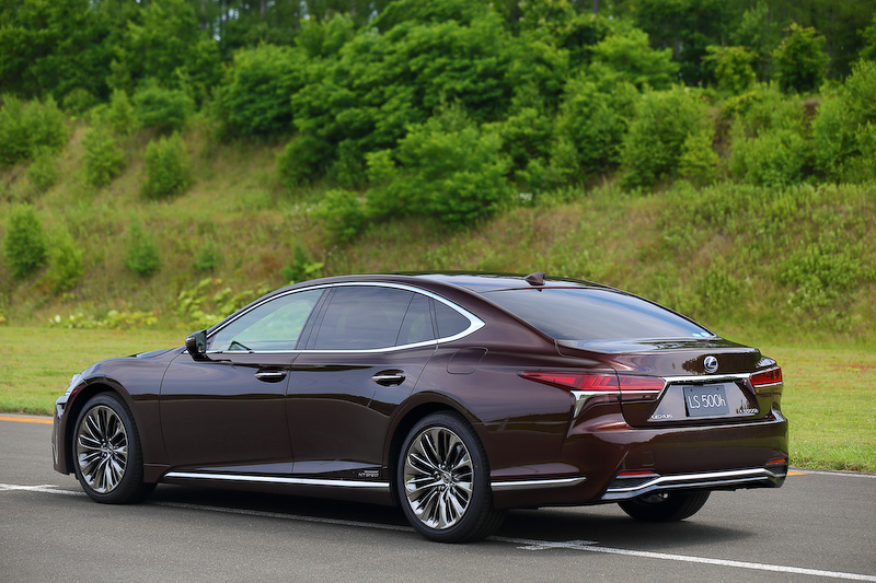 2017年秋以降での発売が予告されている新型LS。新開発のV型6気筒3.5リッターツインターボエンジン（310kW/600Nm）を搭載する「LS500」、V型6気筒3.5リッターエンジンにハイブリッドシステムを組み合わせる「LS500h」（システム全体で264kWを発生）をラインアップ。ボディサイズは5235×1900×1450mm（全長×全幅×全高）