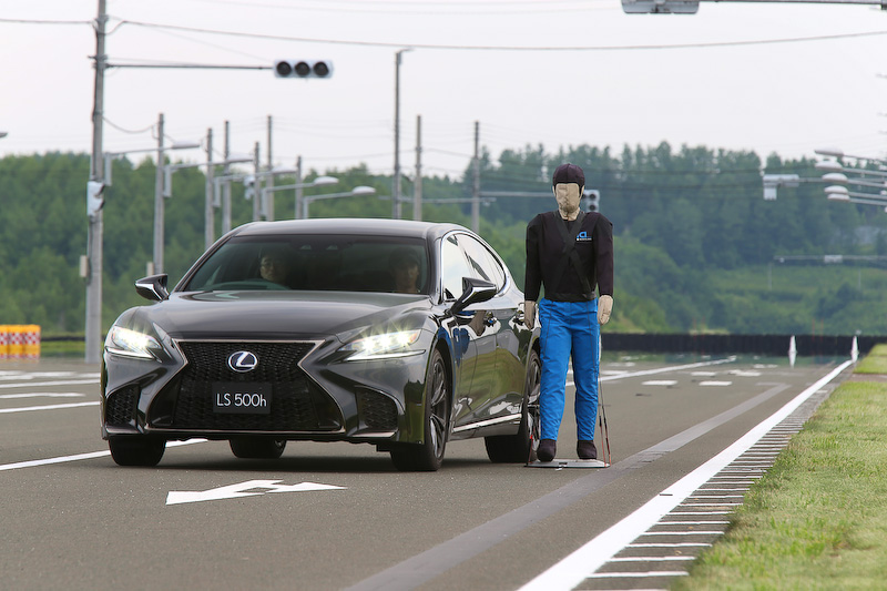 自動操舵で歩行者ダミーとの衝突を回避する様子