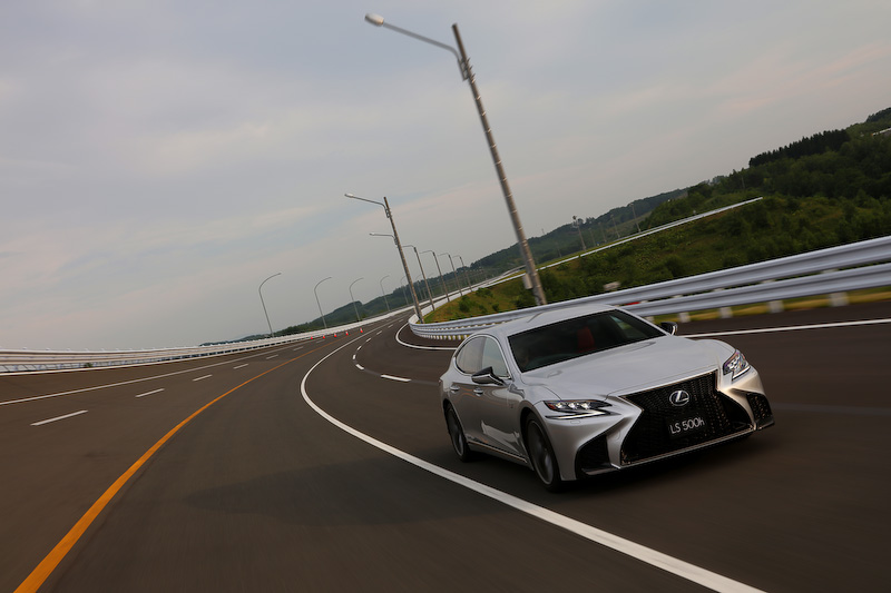 新型「LS」に搭載される先進安全技術を北海道で体験