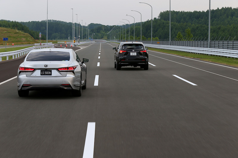 レーンチェンジアシストの体験シーン