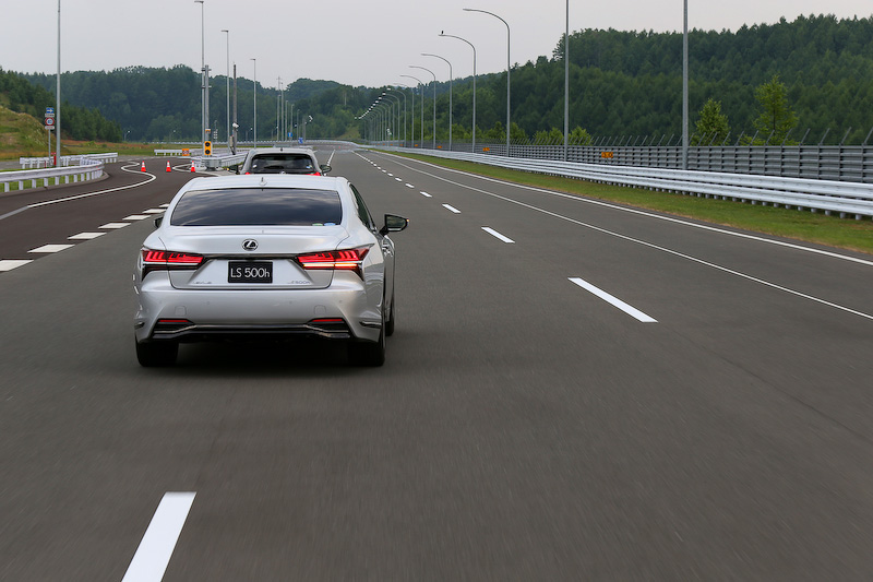 レーンチェンジアシストの体験シーン