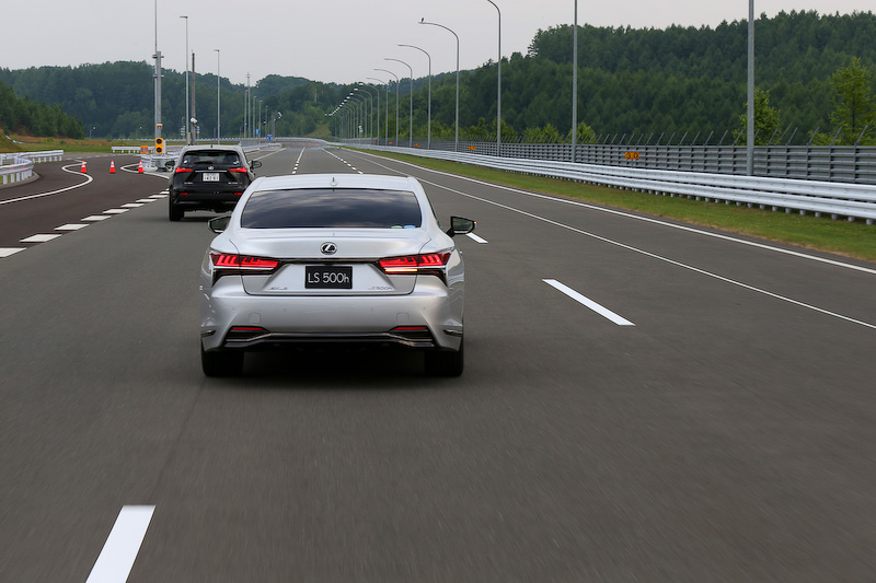 レーンチェンジアシストの体験シーン