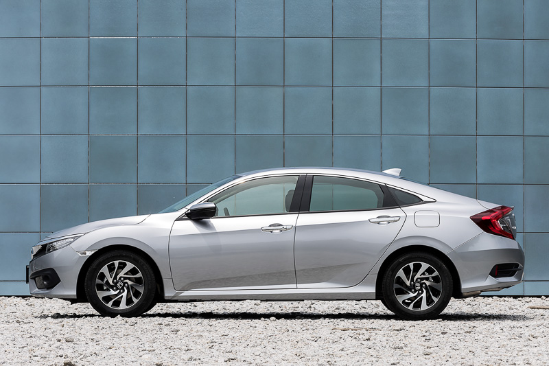 ロー＆ワイドかつ短いオーバーハングによりスポーティなフォルム