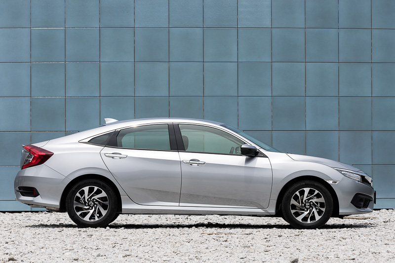 ロー＆ワイドかつ短いオーバーハングによりスポーティなフォルム