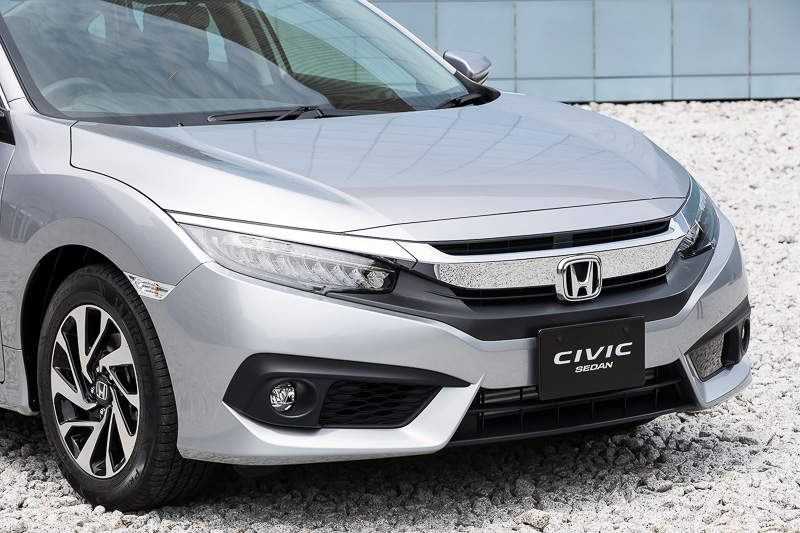 ボディサイドまで回り込んだクローム加飾や薄型のLEDヘッドライトなどによってワイド感を強調