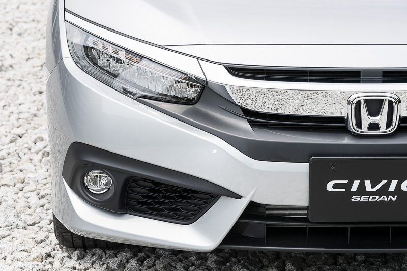 フォグランプベゼルの造形は左右非対称