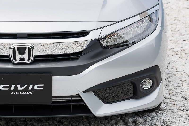 フォグランプベゼルの造形は左右非対称