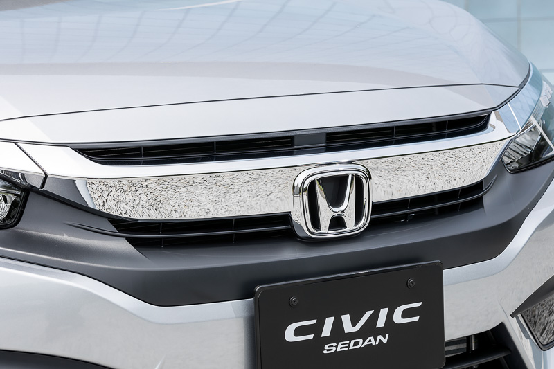 アッパーグリルは上下2分割