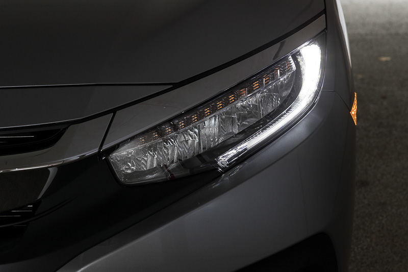 LEDヘッドライトの点灯パターン。フロントフォグランプもLEDで、点灯イメージに統一感がある