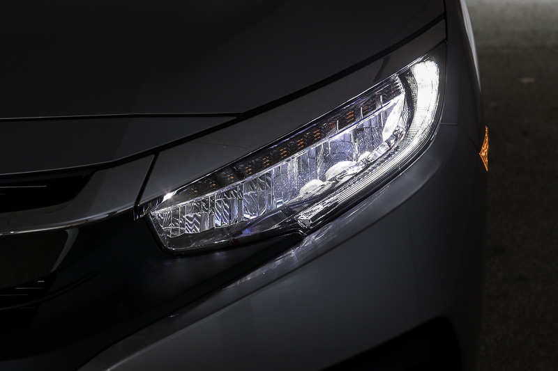 LEDヘッドライトの点灯パターン。フロントフォグランプもLEDで、点灯イメージに統一感がある