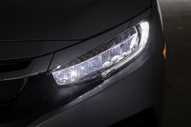 LEDヘッドライトの点灯パターン。フロントフォグランプもLEDで、点灯イメージに統一感がある