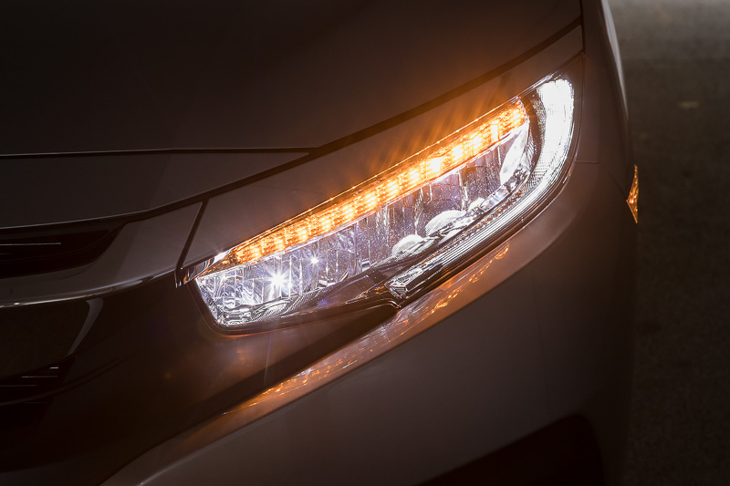 LEDヘッドライトの点灯パターン。フロントフォグランプもLEDで、点灯イメージに統一感がある