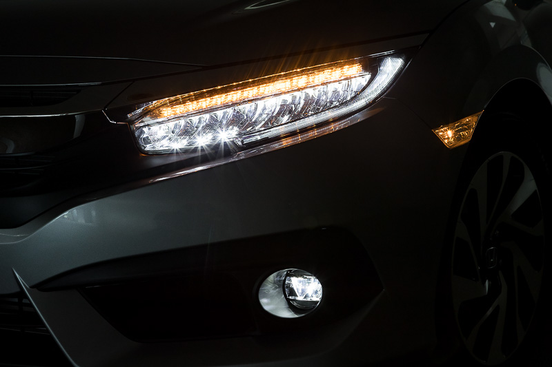 LEDヘッドライトの点灯パターン。フロントフォグランプもLEDで、点灯イメージに統一感がある