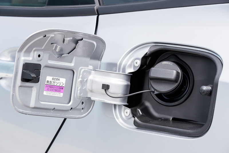 ガソリンは無鉛レギュラーガソリン仕様。リッドはプッシュオープンタイプ