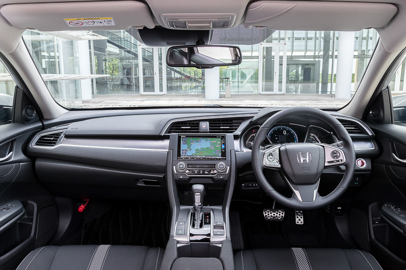 インパネはドライバーに向いた面が少なくワイドな印象