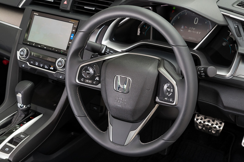 ステアリングは本革巻。パドルシフトを備える