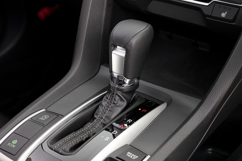 シフトセレクターはストレート形状。セレクターノブは本革巻