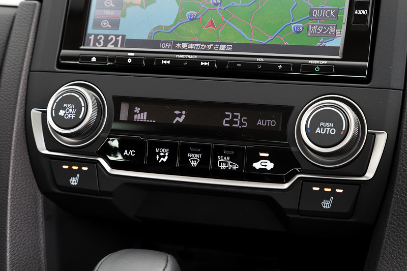 フルオートエアコンを採用