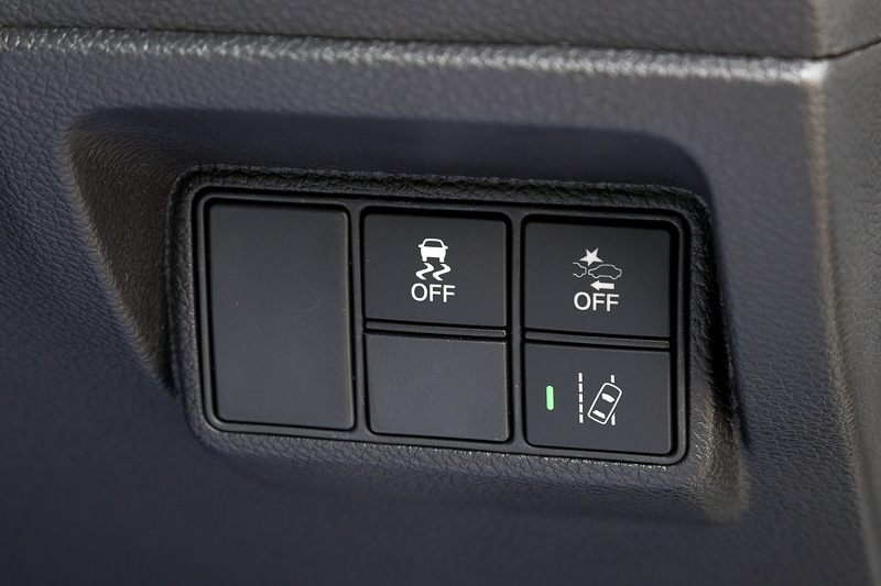 ステアリングコラム横のスイッチパネルには安全装備系のスイッチが並ぶ