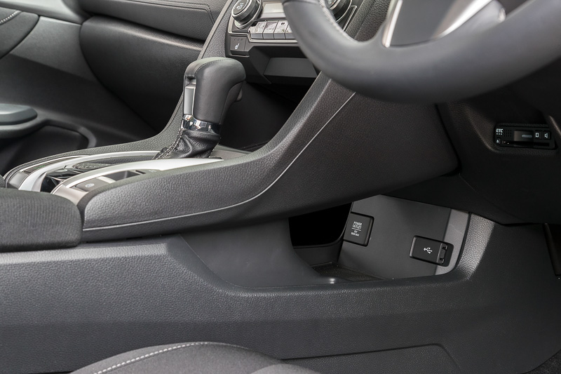 センターコンソールは2階建てのような構造。下段にはDC12VソケットとUSB端子が並ぶ