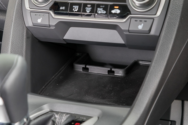 上段は収納スペース。スマートフォンなどの充電ケーブルを通したときに下に落ちないよう、切り欠きが用意されている