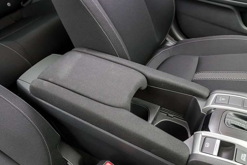 センターコンソール後方のアームレスト。上部はスライド＆後方への跳ね上げ式