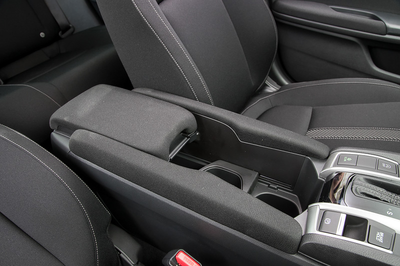 センターコンソール後方のアームレスト。上部はスライド＆後方への跳ね上げ式