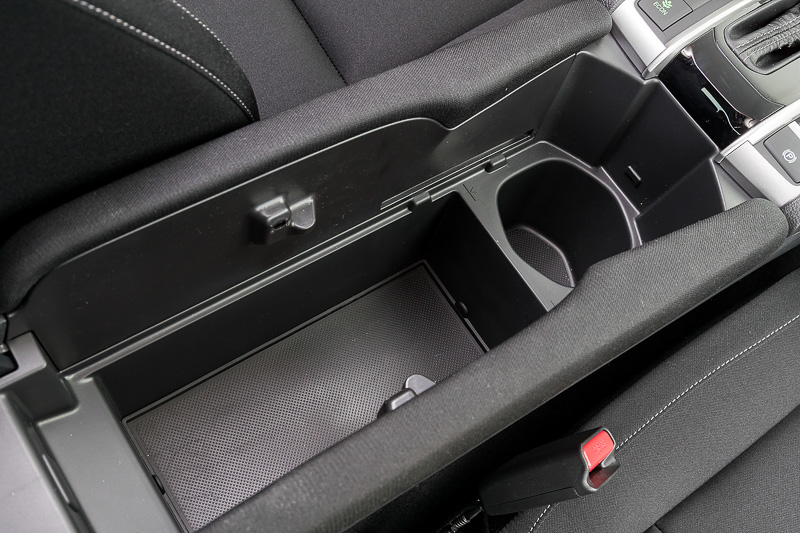 後方のカップホルダーは取り外し可能