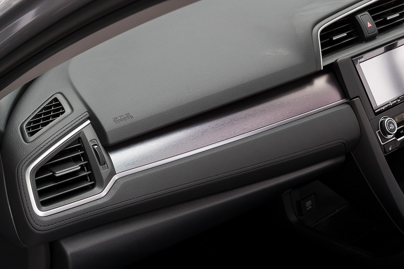 インパネアッパー部は手触りのいいソフトパッドで、メタル調パネルを加飾として装着