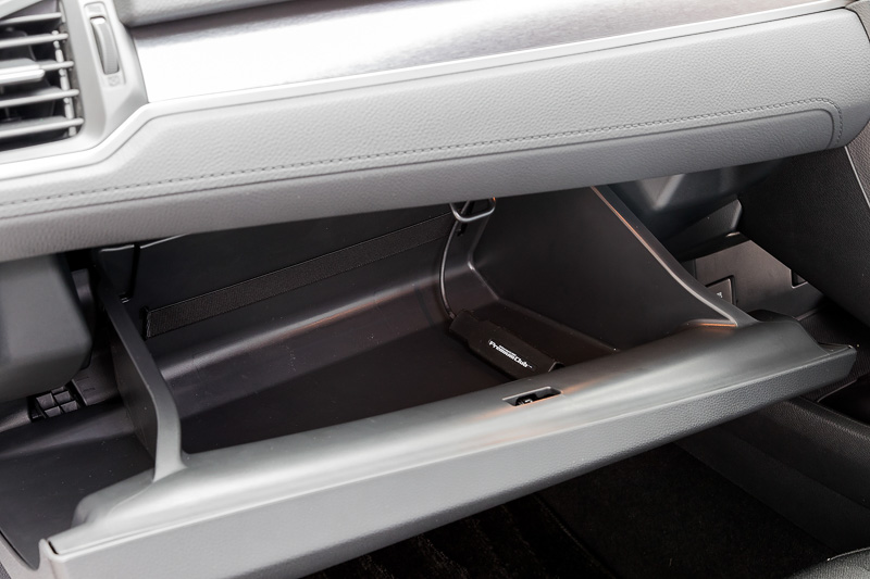 グローブボックス内に見えるスティック状のものはカーナビの通信用ドングル